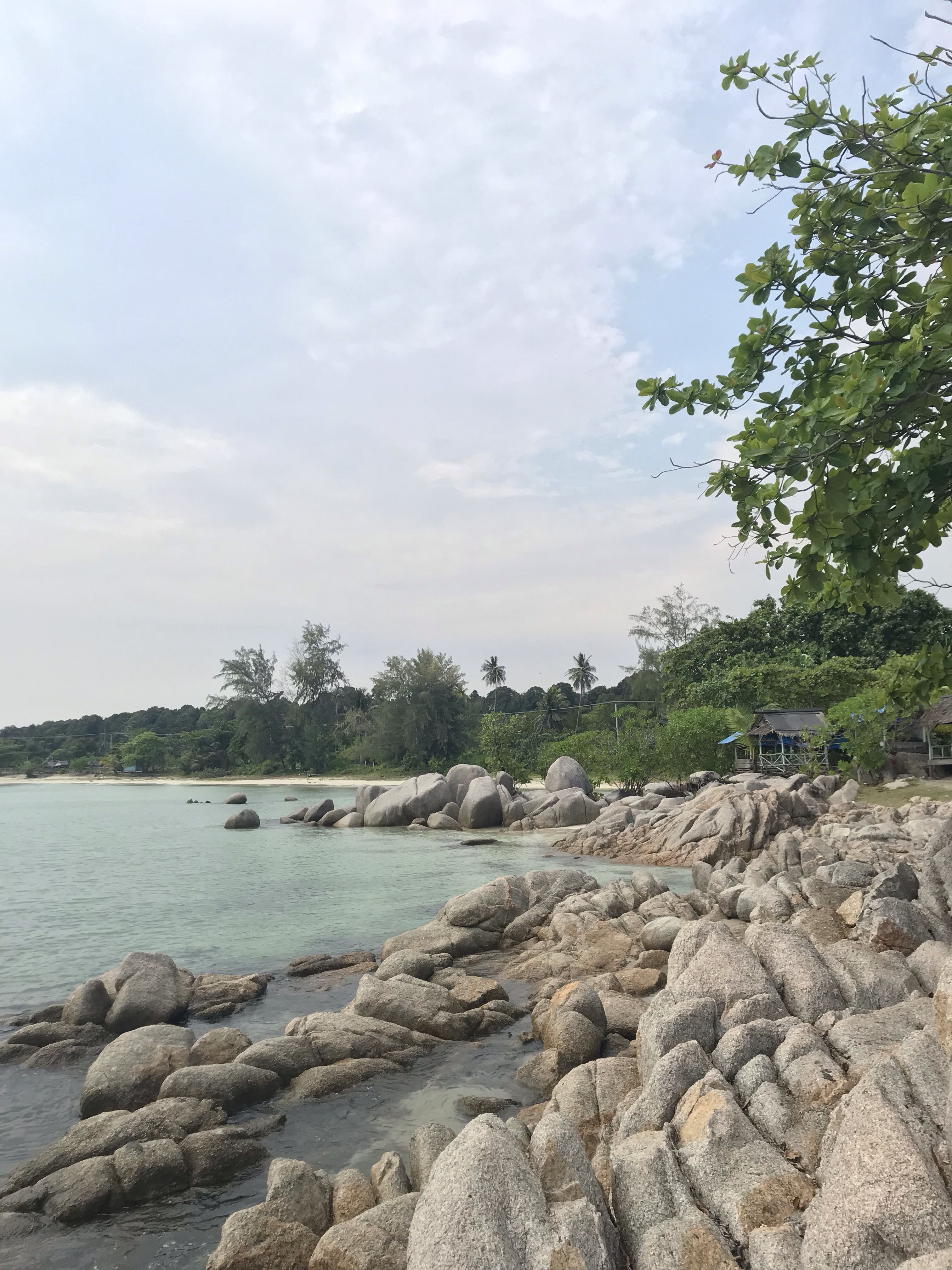 https://mdw-travel-data-us-east-1.s3.amazonaws.com/img/country/Indonesia/Trikora-Beach/img_01.jpg