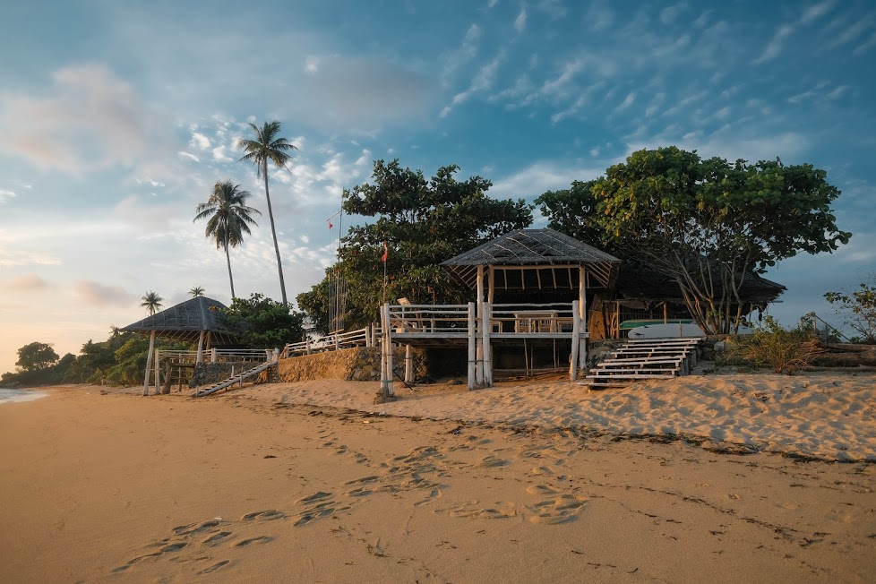 https://mdw-travel-data-us-east-1.s3.amazonaws.com/img/country/Indonesia/Trikora-Beach/img_03.jpg