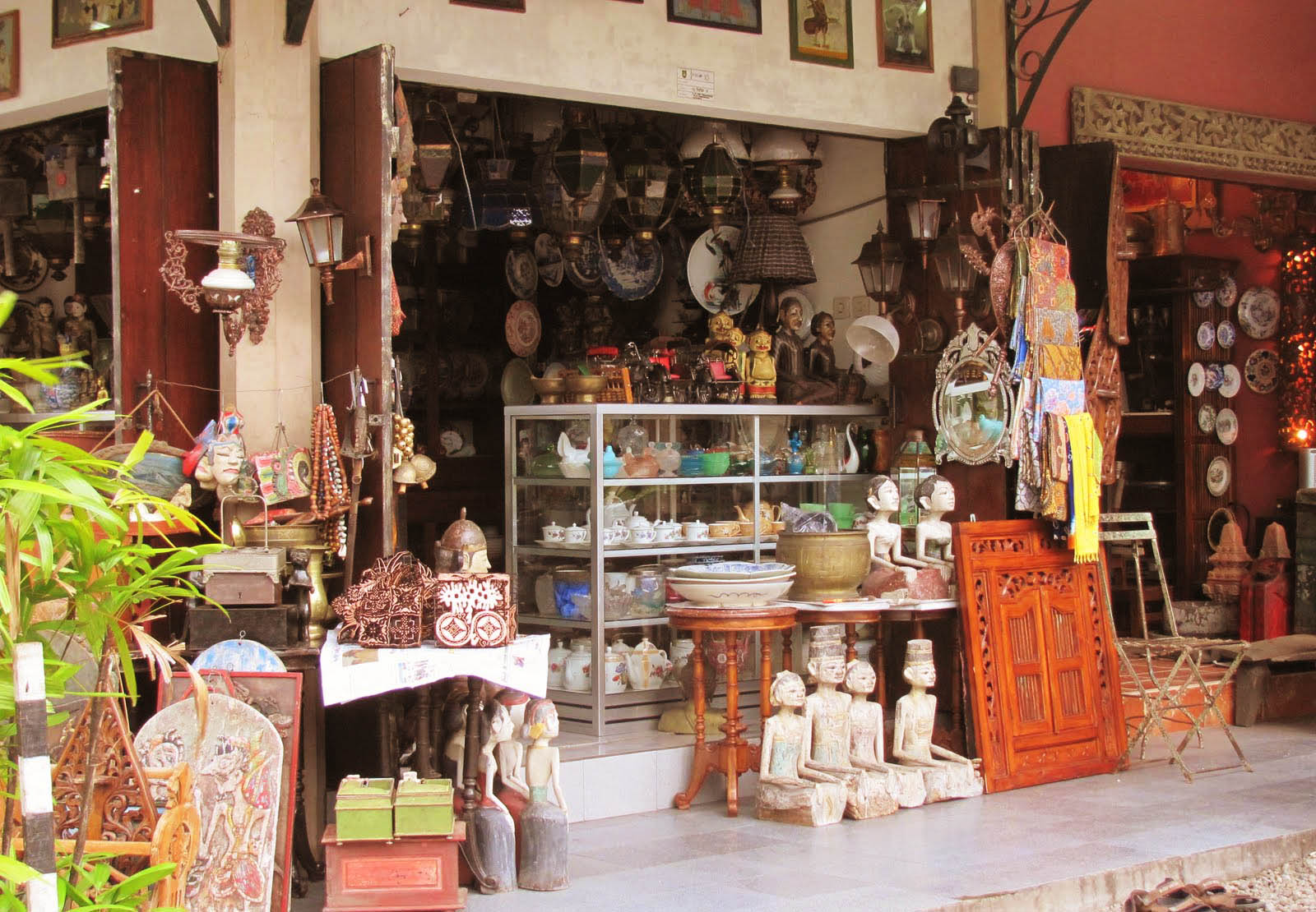 https://mdw-travel-data-us-east-1.s3.amazonaws.com/img/country/Indonesia/Triwindu-Antique-Market/img_01.jpg