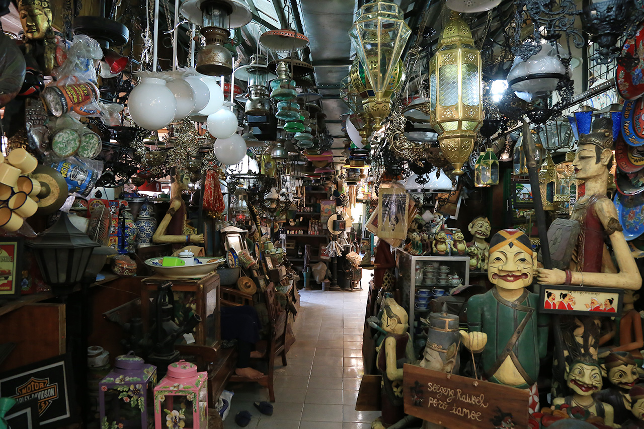 https://mdw-travel-data-us-east-1.s3.amazonaws.com/img/country/Indonesia/Triwindu-Antique-Market/img_02.jpg