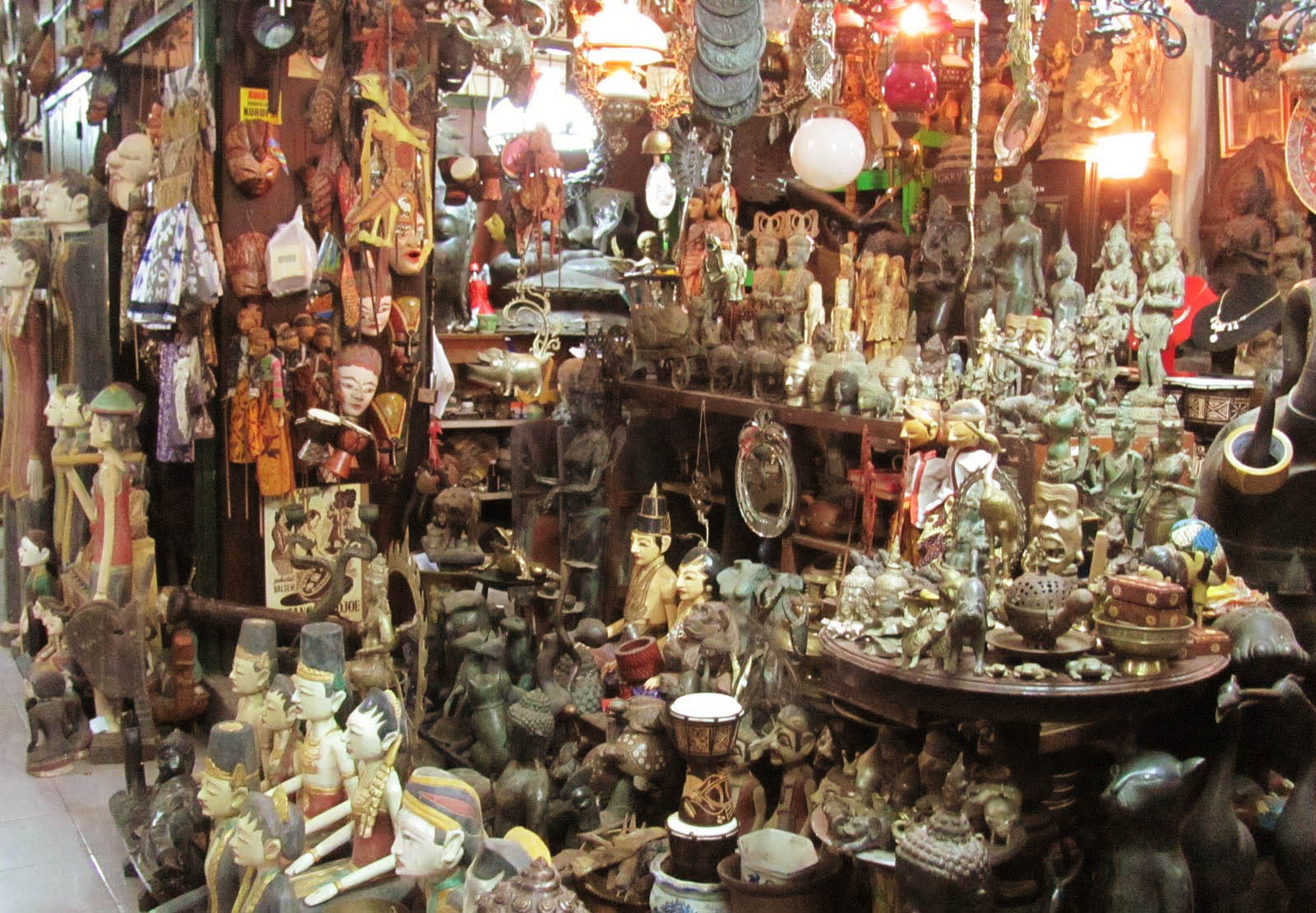 https://mdw-travel-data-us-east-1.s3.amazonaws.com/img/country/Indonesia/Triwindu-Antique-Market/img_03.jpg