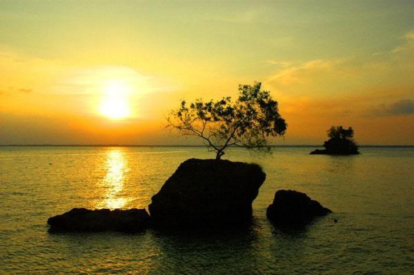https://mdw-travel-data-us-east-1.s3.amazonaws.com/img/country/Indonesia/Tukung-Hill/img_03.jpg