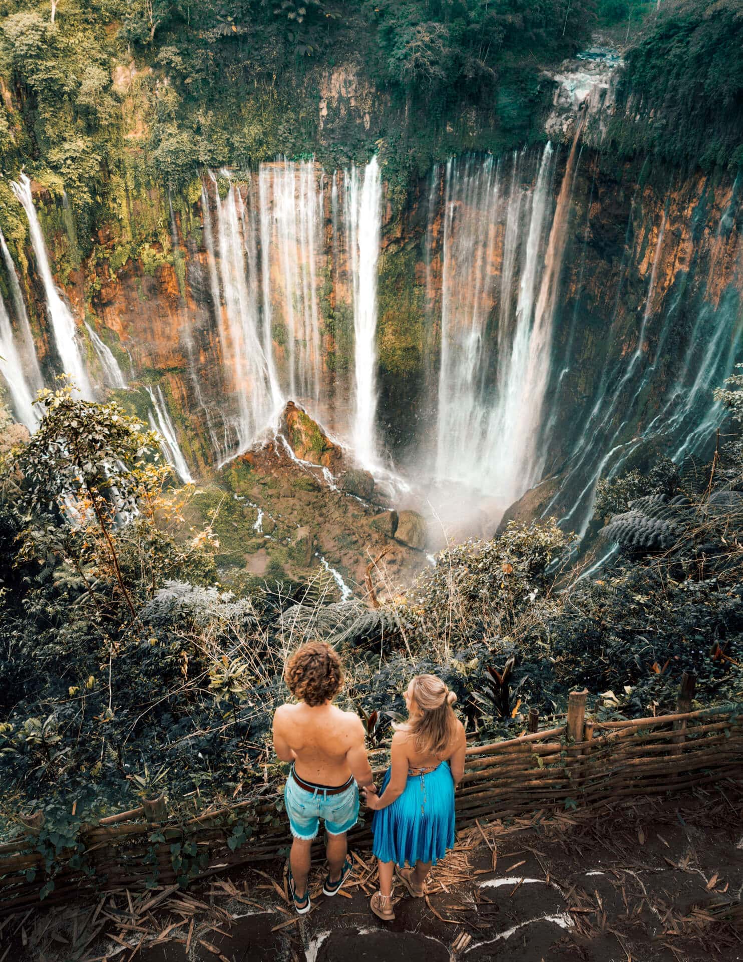https://mdw-travel-data-us-east-1.s3.amazonaws.com/img/country/Indonesia/Tumpak-Sewu-Waterfall/img_02.jpg