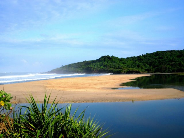 https://mdw-travel-data-us-east-1.s3.amazonaws.com/img/country/Indonesia/Ujung-Genteng-Beach/img_03.jpg