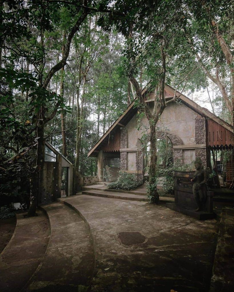 https://mdw-travel-data-us-east-1.s3.amazonaws.com/img/country/Indonesia/Ullen-Sentalu-Museum/img_00.jpg