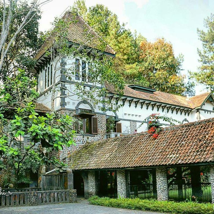 https://mdw-travel-data-us-east-1.s3.amazonaws.com/img/country/Indonesia/Ullen-Sentalu/img_01.jpg