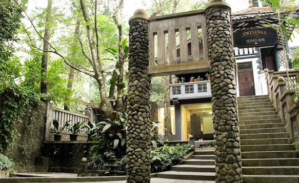 https://mdw-travel-data-us-east-1.s3.amazonaws.com/img/country/Indonesia/Ullen-Sentalu/img_02.jpg