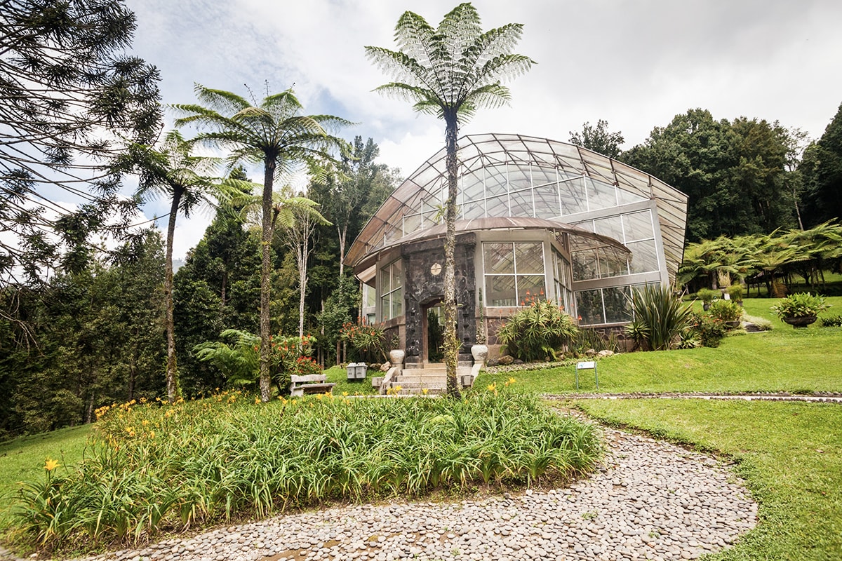 https://mdw-travel-data-us-east-1.s3.amazonaws.com/img/country/Indonesia/Unima-Botanical-Garden/img_02.jpg