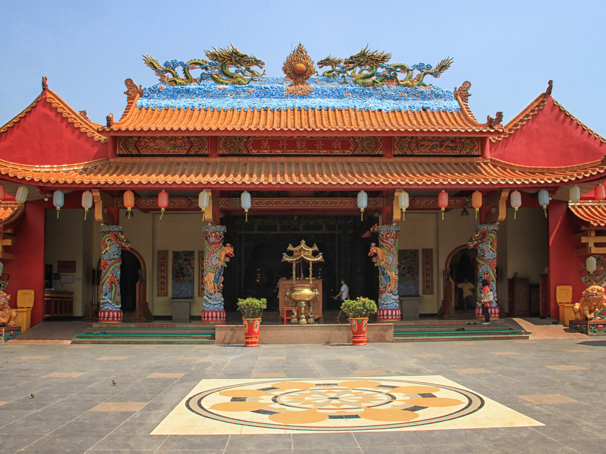 https://mdw-travel-data-us-east-1.s3.amazonaws.com/img/country/Indonesia/Vihara-Gunung-Timur-Lestari/img_02.jpg