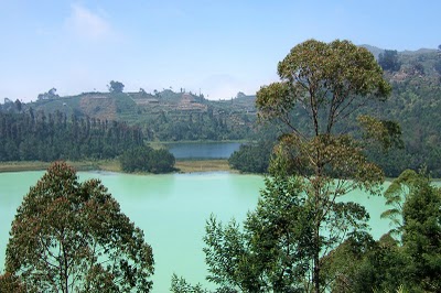 https://mdw-travel-data-us-east-1.s3.amazonaws.com/img/country/Indonesia/Warna-Lake/img_01.jpg