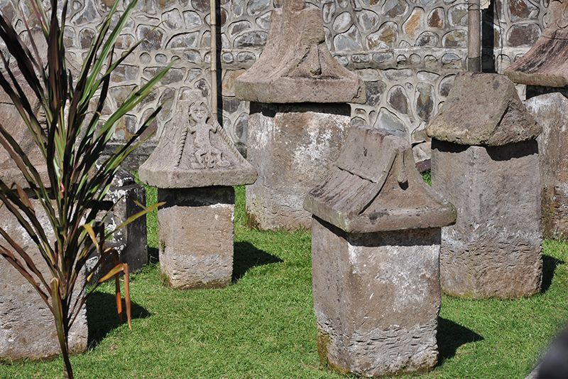 https://mdw-travel-data-us-east-1.s3.amazonaws.com/img/country/Indonesia/Waruga-Cemetery/img_02.jpg