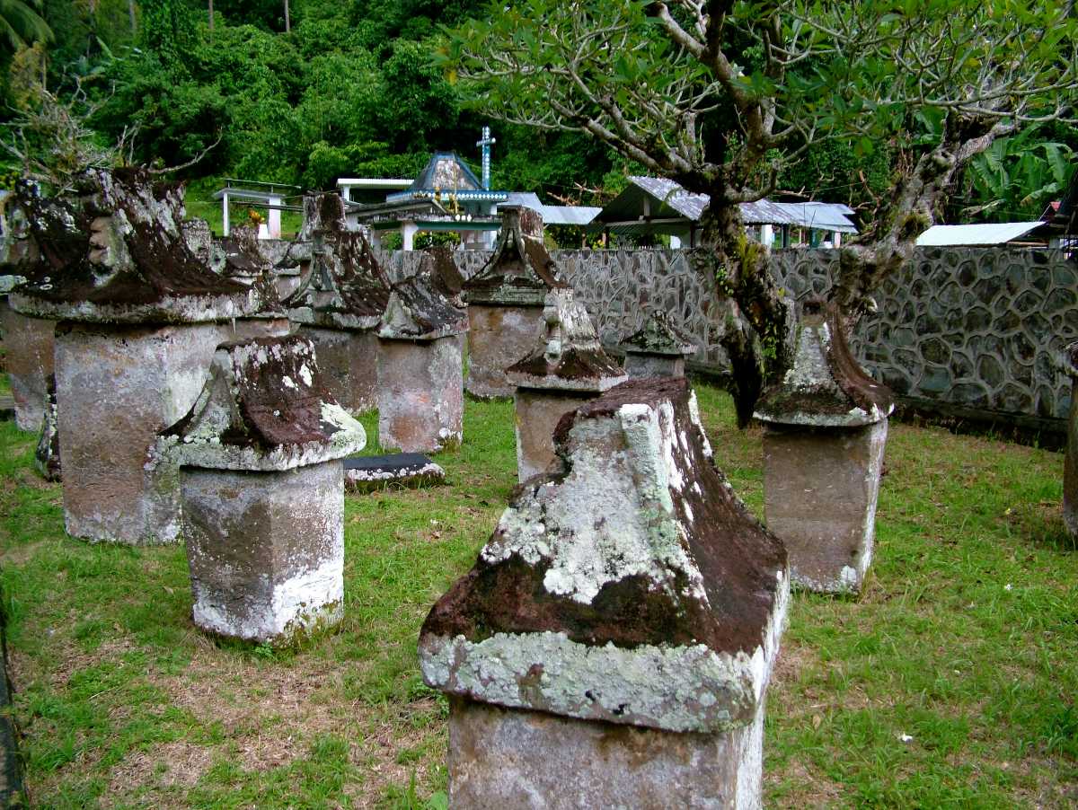 https://mdw-travel-data-us-east-1.s3.amazonaws.com/img/country/Indonesia/Waruga-Cemetery/img_03.jpg
