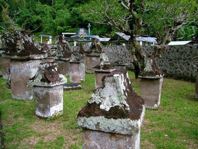 https://mdw-travel-data-us-east-1.s3.amazonaws.com/img/country/Indonesia/Waruga-Tombs/img_03.jpg