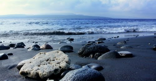 https://mdw-travel-data-us-east-1.s3.amazonaws.com/img/country/Indonesia/Watu-Dodol-Beach/img_02.jpg