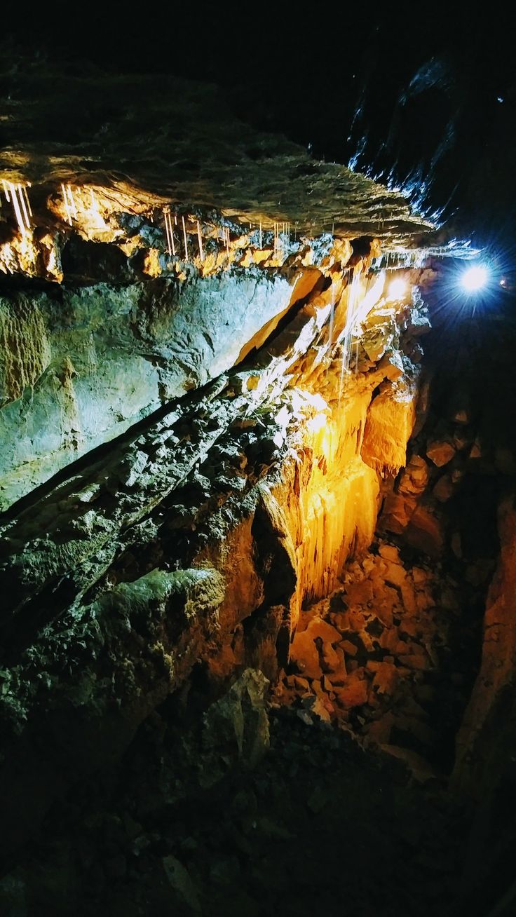 https://mdw-travel-data-us-east-1.s3.amazonaws.com/img/country/Ireland/Aillwee-Cave/img_01.jpg