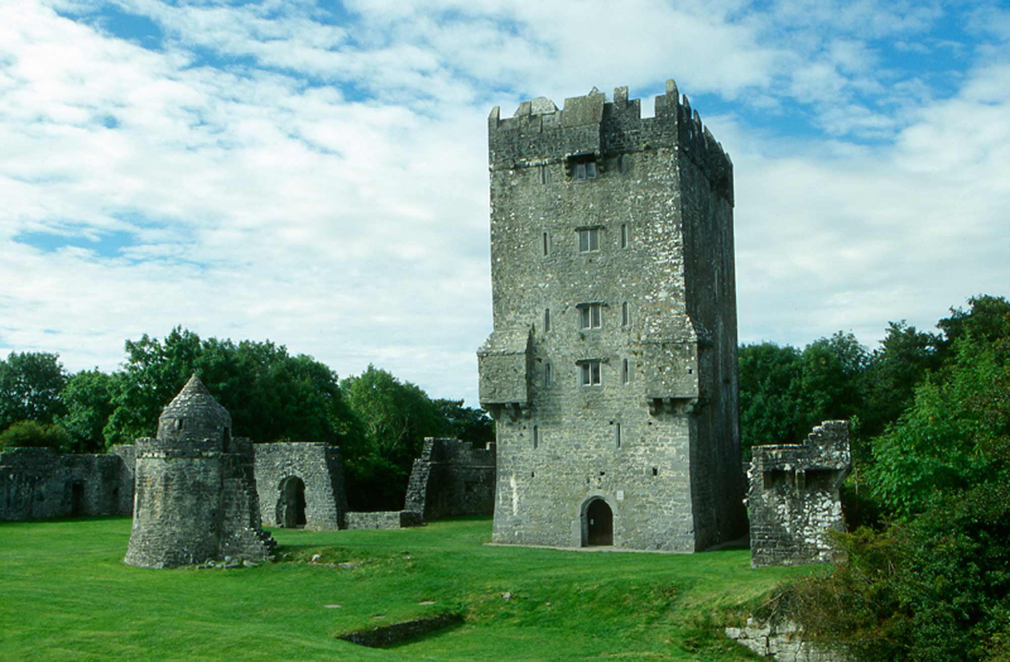 https://mdw-travel-data-us-east-1.s3.amazonaws.com/img/country/Ireland/Aughnanure-Castle/img_00.jpg
