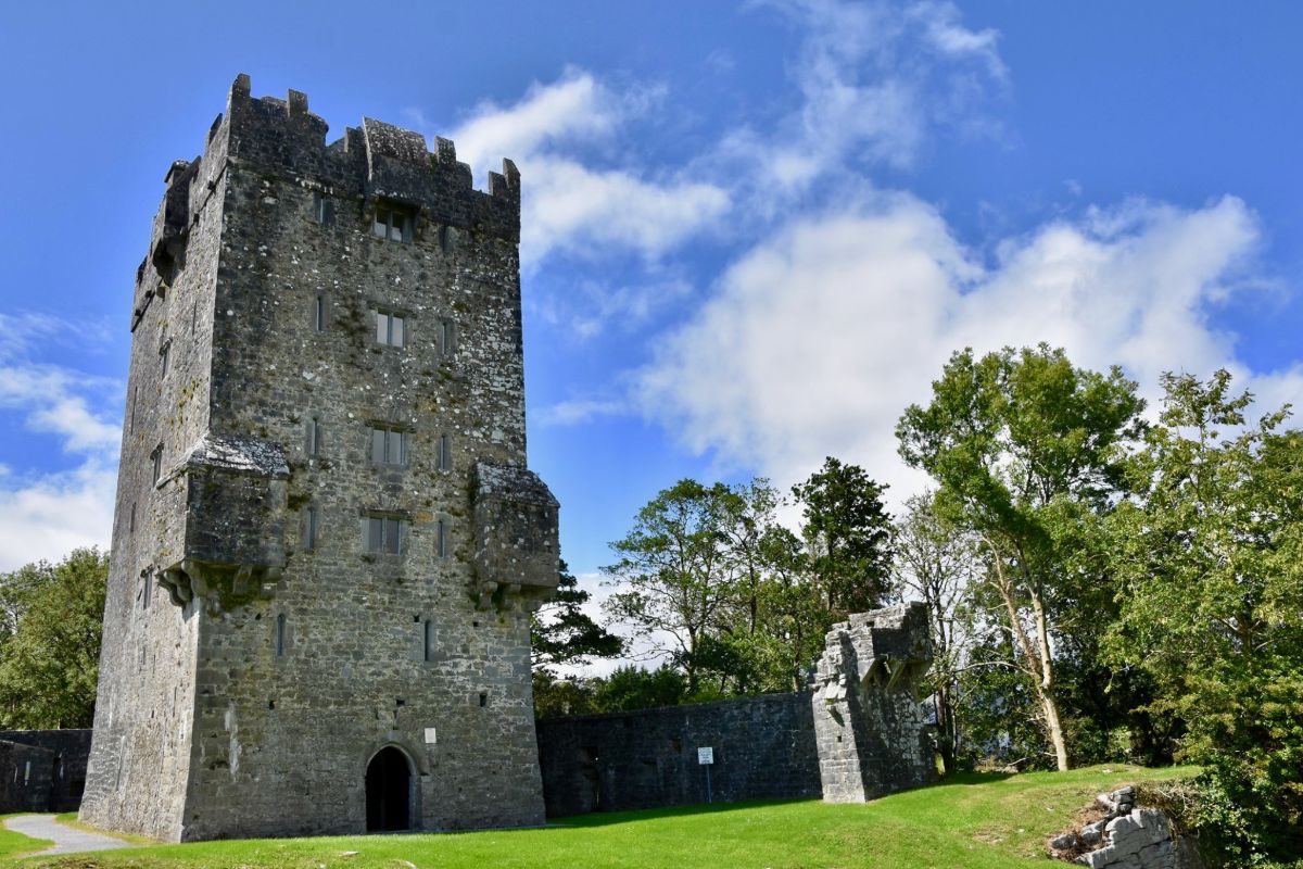 https://mdw-travel-data-us-east-1.s3.amazonaws.com/img/country/Ireland/Aughnanure-Castle/img_02.jpg