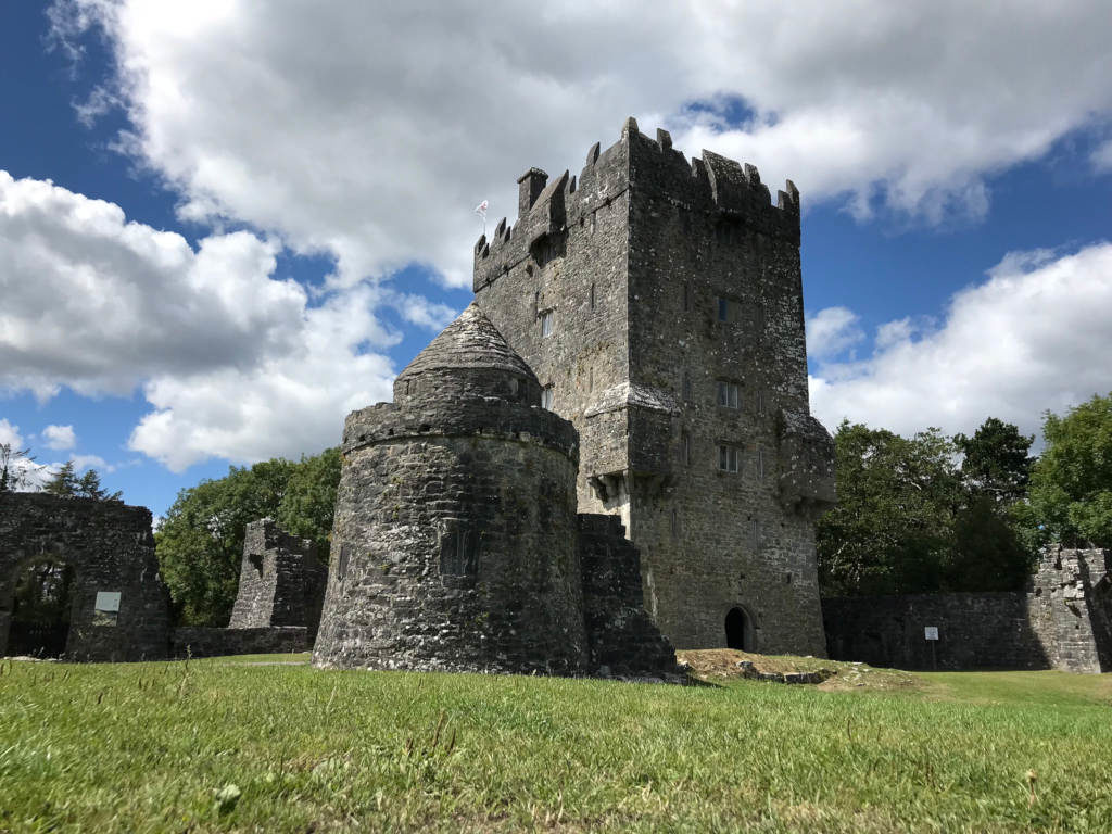 https://mdw-travel-data-us-east-1.s3.amazonaws.com/img/country/Ireland/Aughnanure-Castle/img_03.jpg