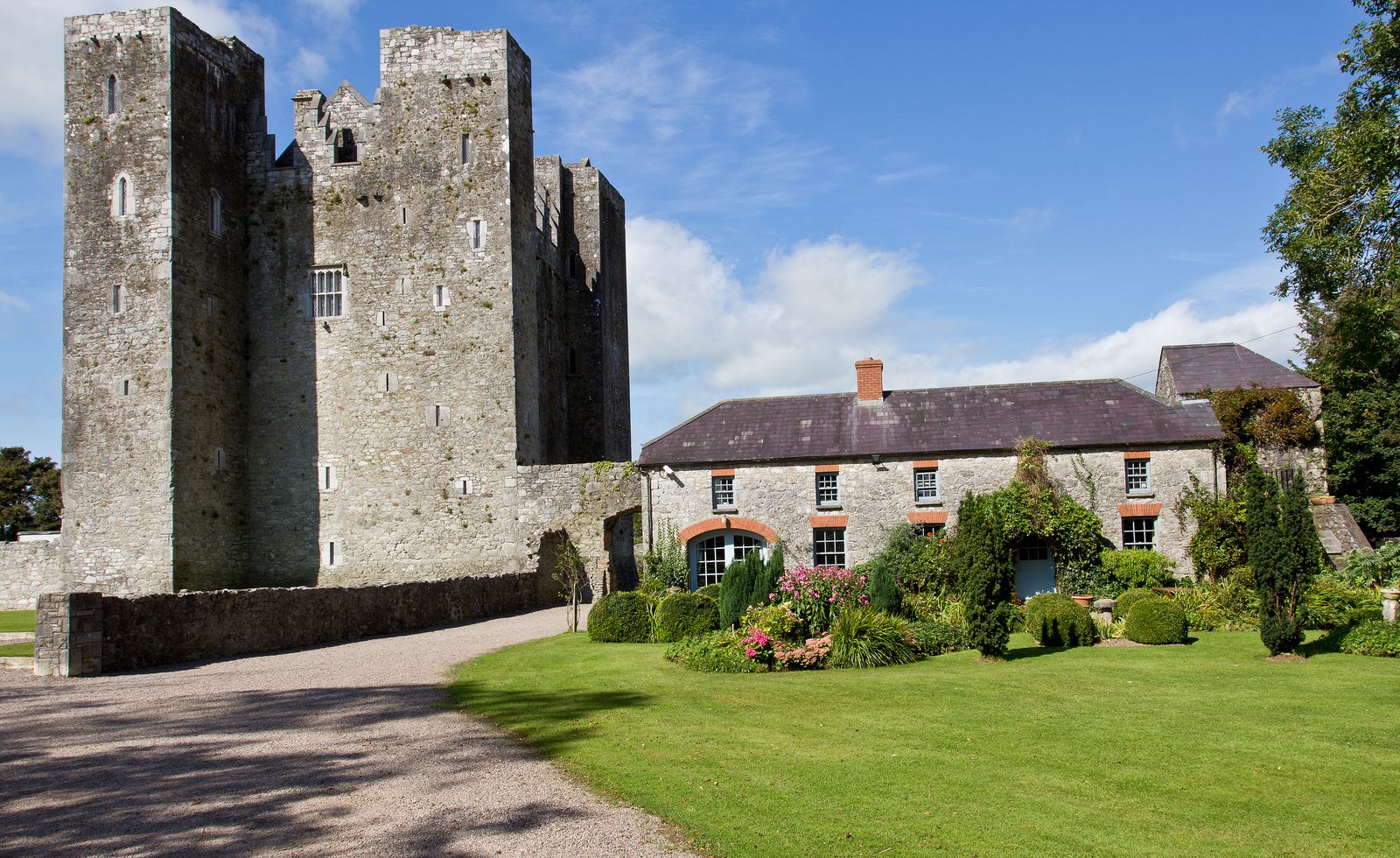 https://mdw-travel-data-us-east-1.s3.amazonaws.com/img/country/Ireland/Barryscourt-Castle/img_01.jpg