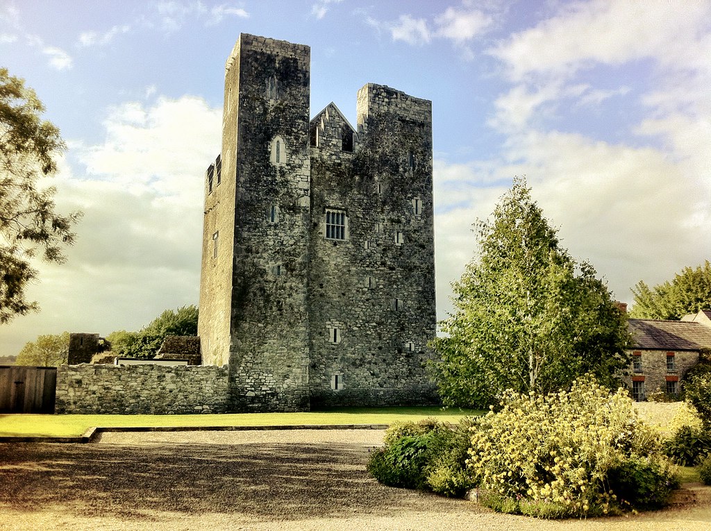 https://mdw-travel-data-us-east-1.s3.amazonaws.com/img/country/Ireland/Barryscourt-Castle/img_02.jpg