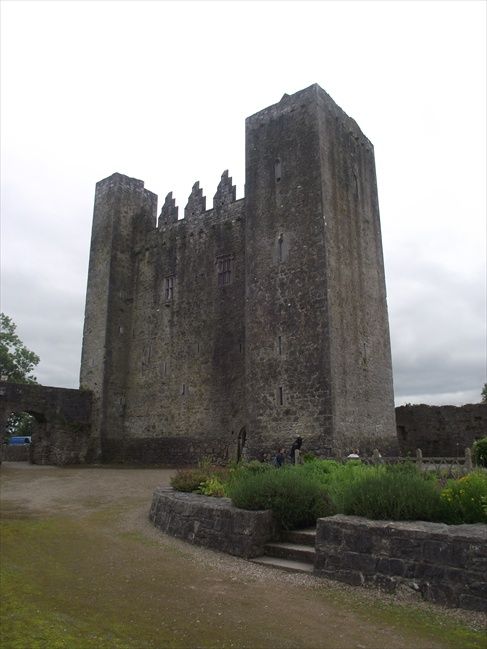 https://mdw-travel-data-us-east-1.s3.amazonaws.com/img/country/Ireland/Barryscourt-Castle/img_03.jpg