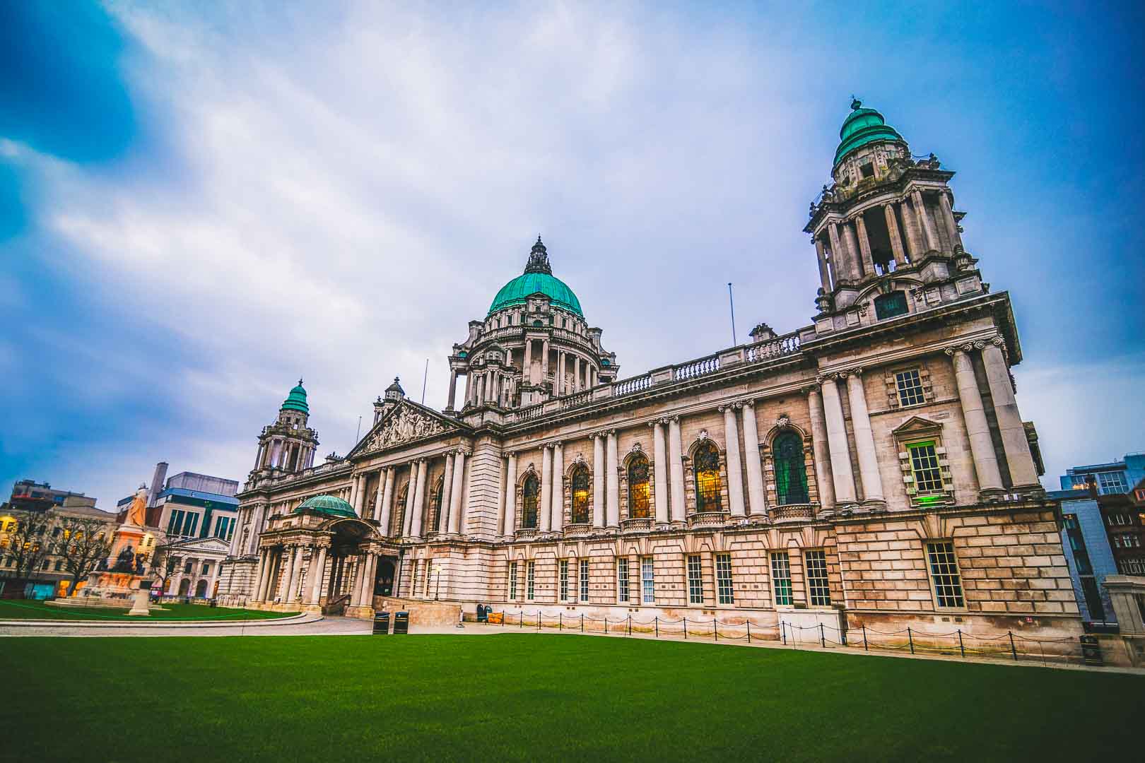 https://mdw-travel-data-us-east-1.s3.amazonaws.com/img/country/Ireland/Belfast-City-Hall/img_02.jpg