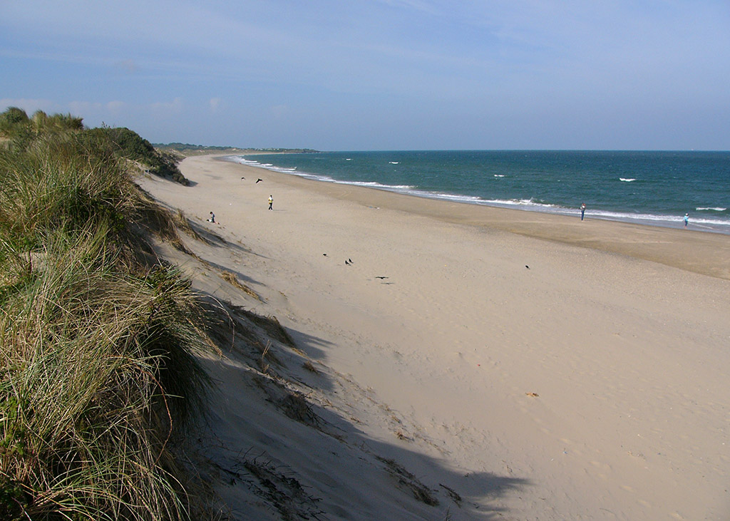 https://mdw-travel-data-us-east-1.s3.amazonaws.com/img/country/Ireland/Brittas-Bay/img_03.jpg