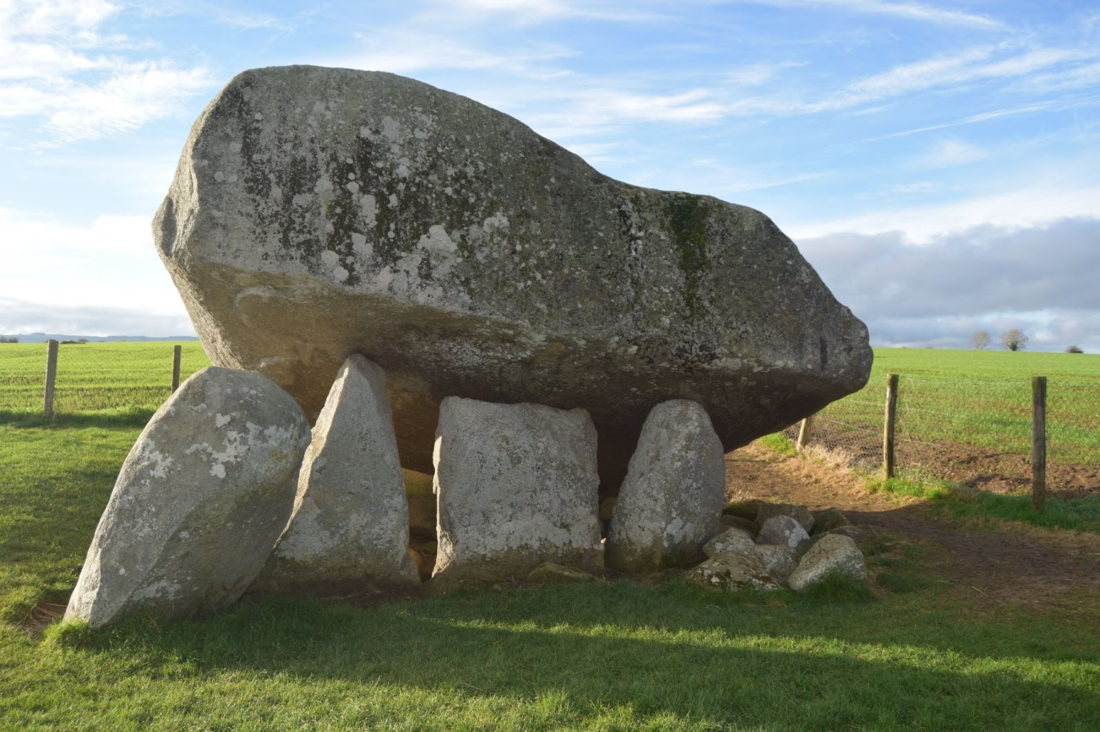 https://mdw-travel-data-us-east-1.s3.amazonaws.com/img/country/Ireland/Brownshill-Dolmen/img_00.jpg