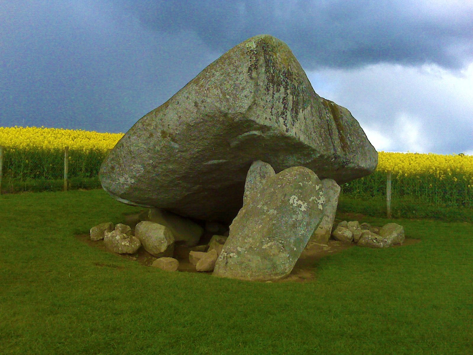 https://mdw-travel-data-us-east-1.s3.amazonaws.com/img/country/Ireland/Brownshill-Dolmen/img_01.jpg