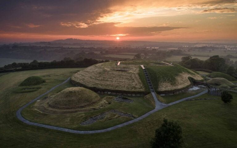 https://mdw-travel-data-us-east-1.s3.amazonaws.com/img/country/Ireland/Bruna-Boinne-Visitor-Centre/img_01.jpg