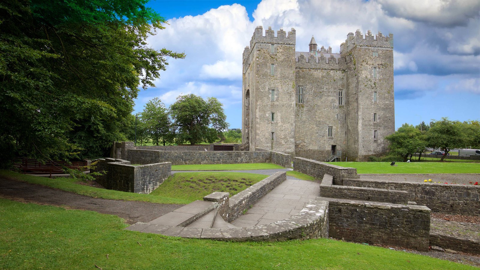 https://mdw-travel-data-us-east-1.s3.amazonaws.com/img/country/Ireland/Bunratty-Castle-and-Folk-Park/img_01.jpg