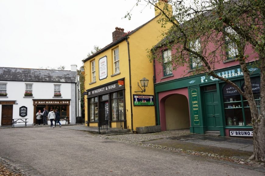 https://mdw-travel-data-us-east-1.s3.amazonaws.com/img/country/Ireland/Bunratty-Castle-and-Folk-Park/img_03.jpg