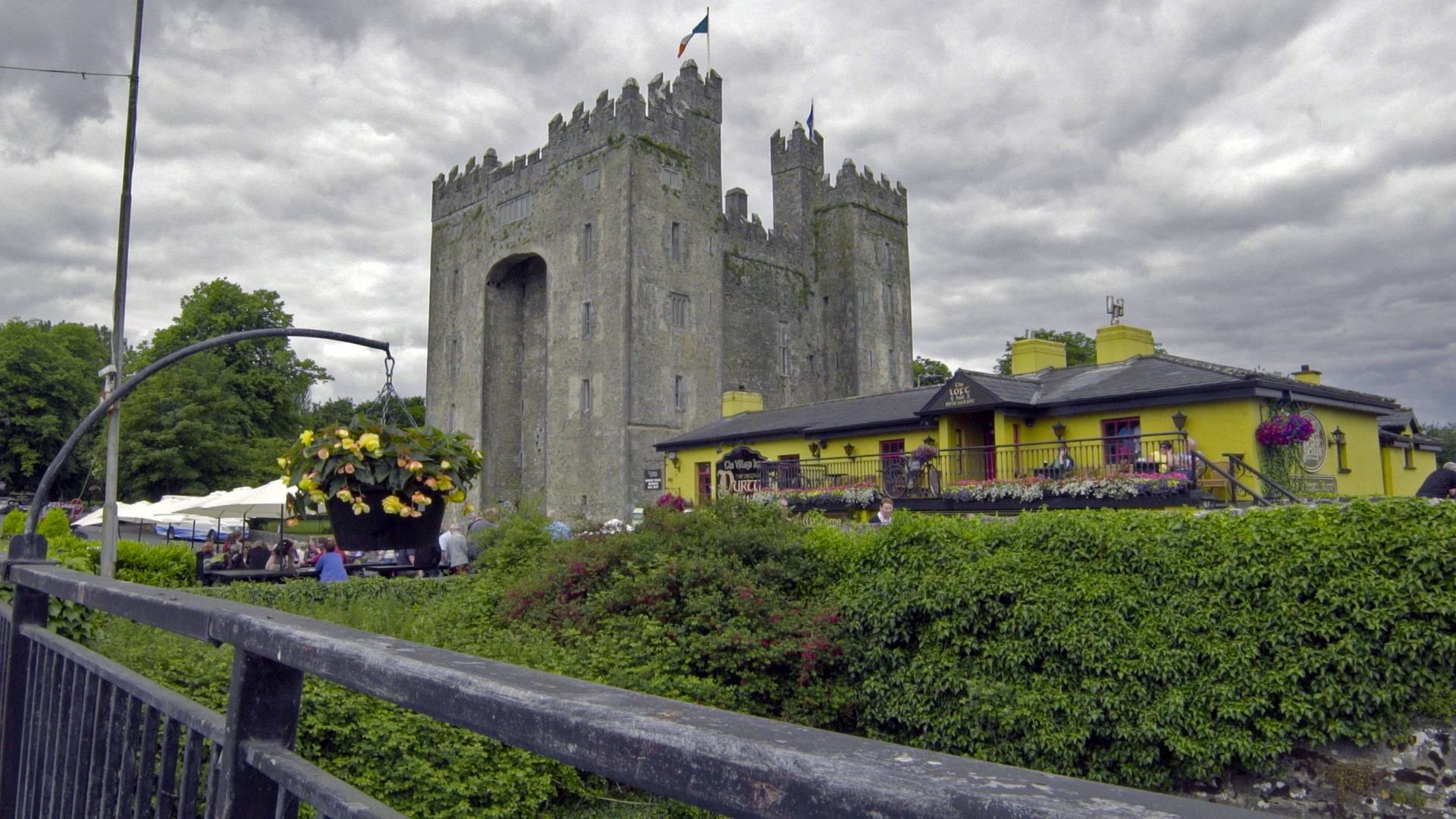 https://mdw-travel-data-us-east-1.s3.amazonaws.com/img/country/Ireland/Bunratty-Folk-Park/img_01.jpg