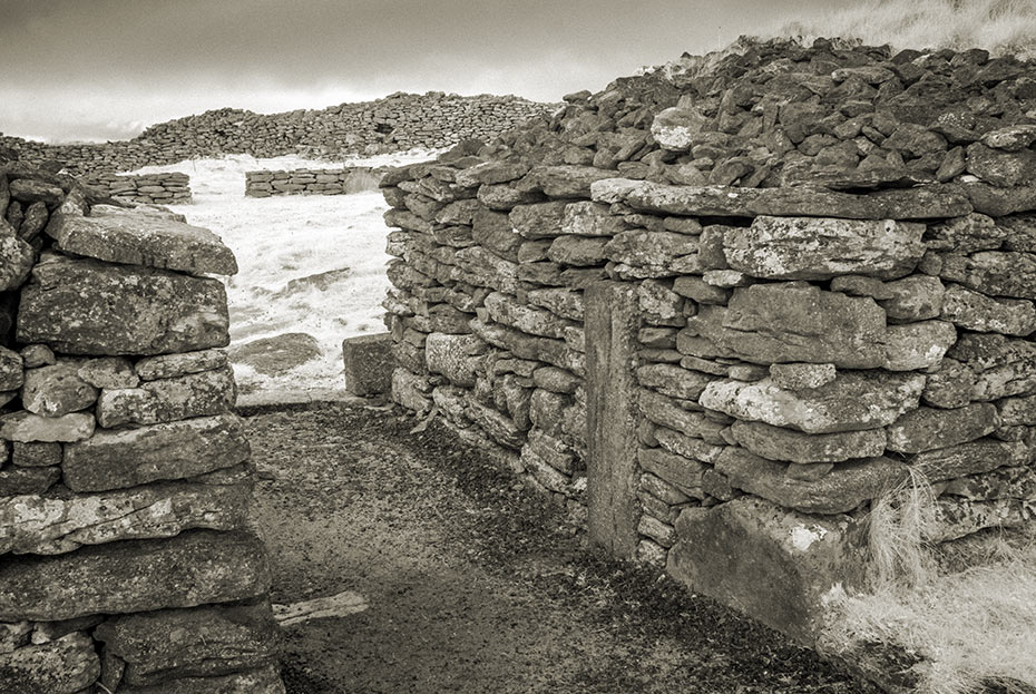 https://mdw-travel-data-us-east-1.s3.amazonaws.com/img/country/Ireland/Caherconnell-Stone-Fort/img_02.jpg