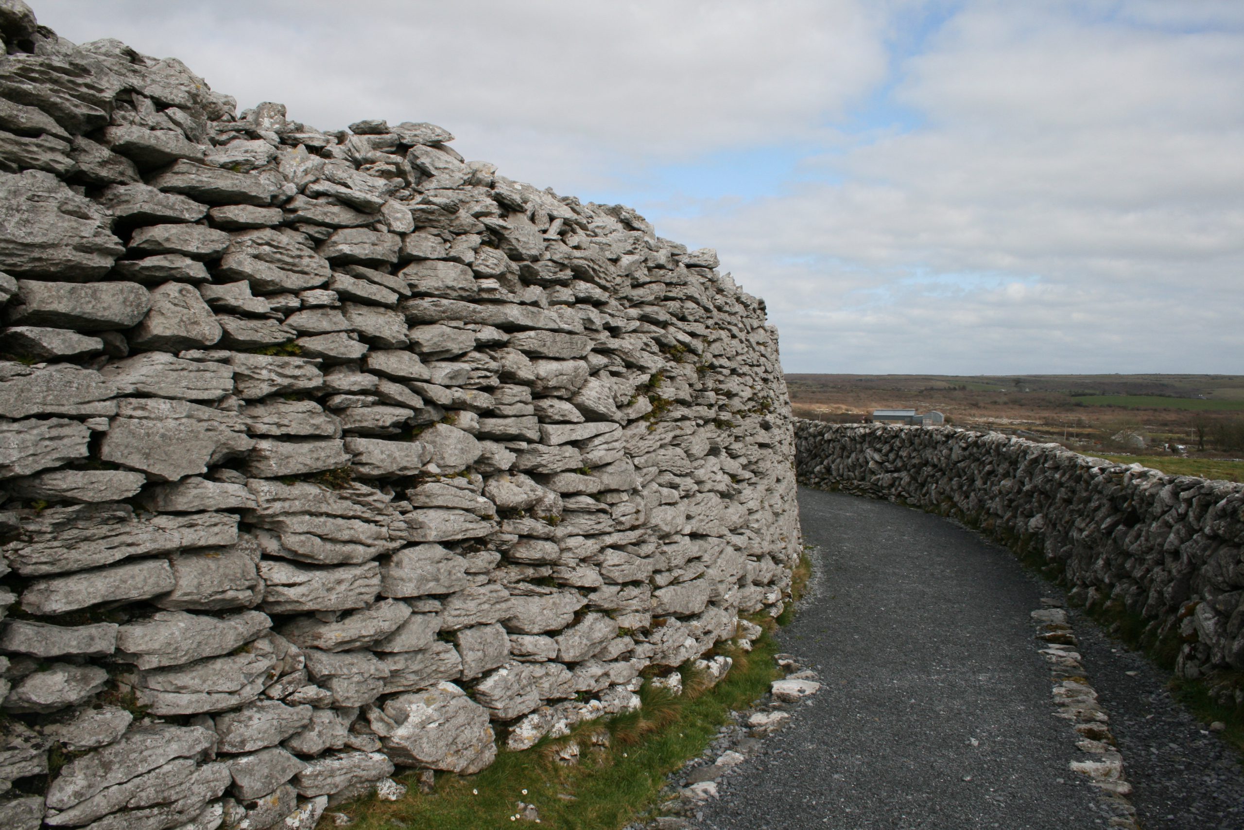 https://mdw-travel-data-us-east-1.s3.amazonaws.com/img/country/Ireland/Caherconnell-Stone-Fort/img_03.jpg