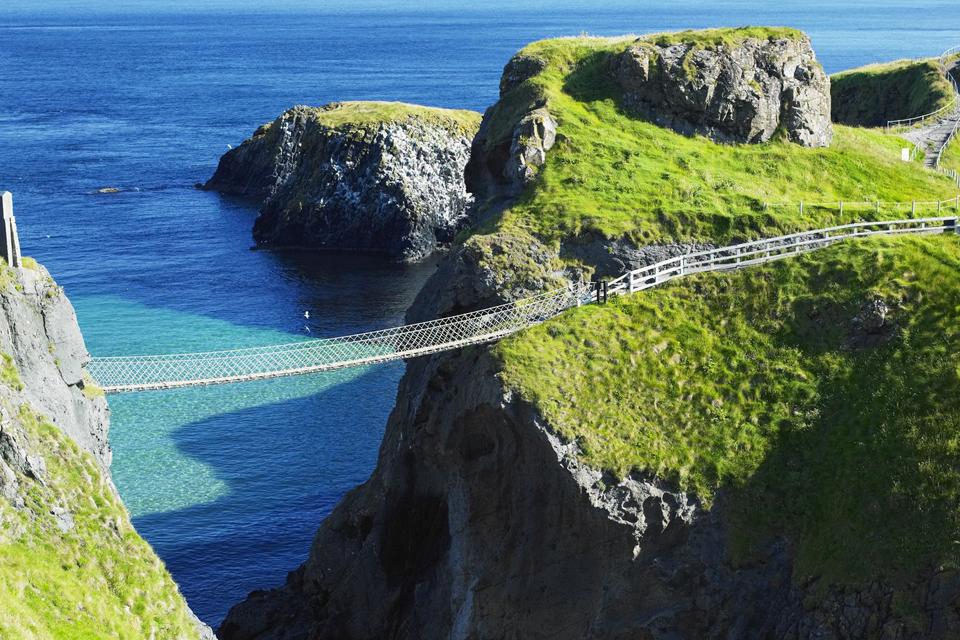 https://mdw-travel-data-us-east-1.s3.amazonaws.com/img/country/Ireland/Carrick-a-Rede-Rope-Bridge/img_02.jpg