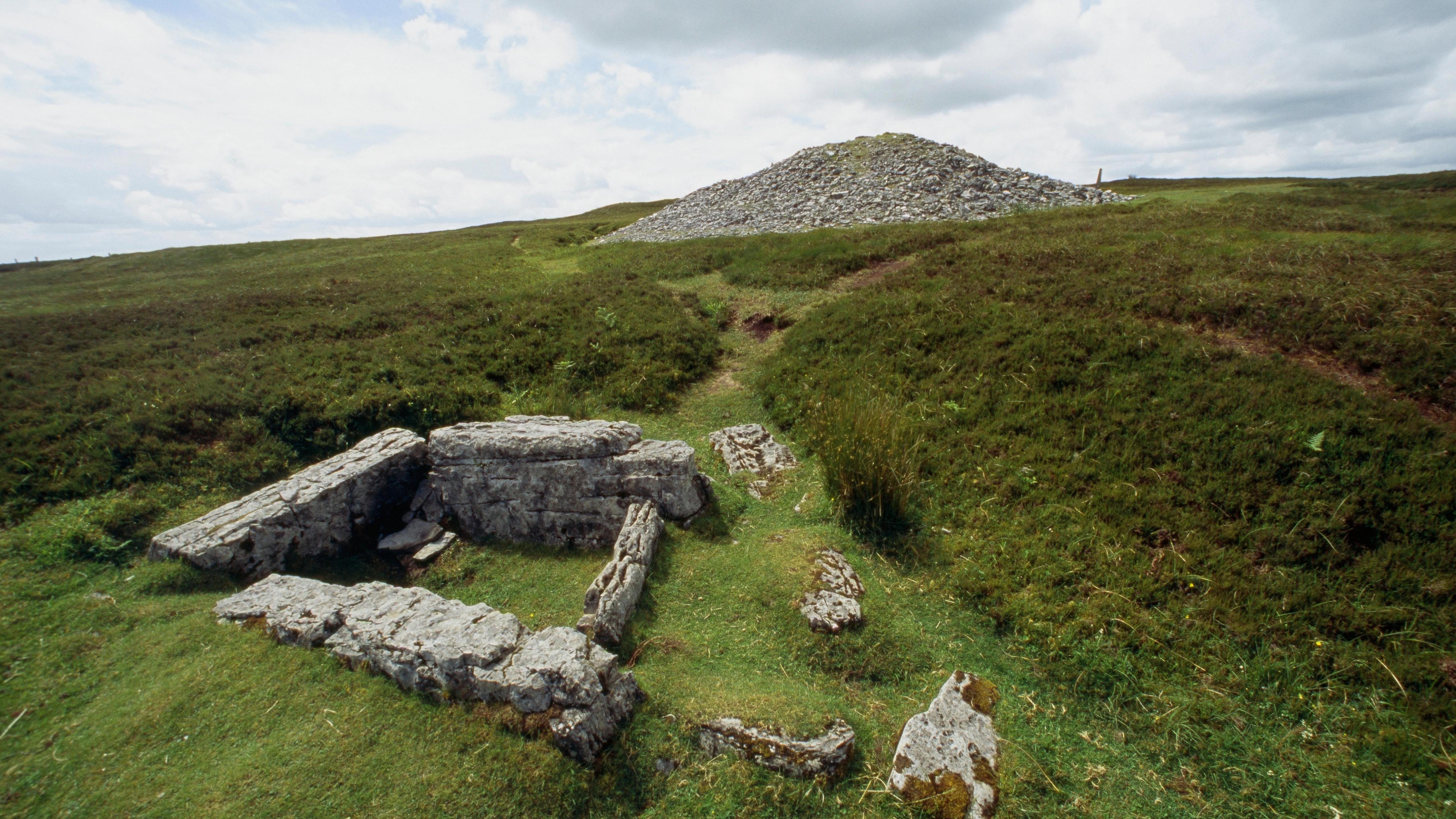 https://mdw-travel-data-us-east-1.s3.amazonaws.com/img/country/Ireland/Carrowkeel-Megalithic-Cemetery/img_00.jpg