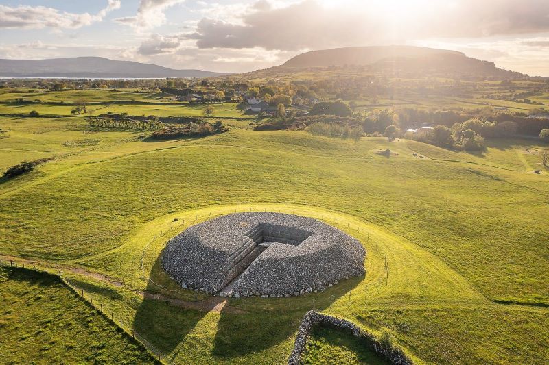 https://mdw-travel-data-us-east-1.s3.amazonaws.com/img/country/Ireland/Carrowkeel-Megalithic-Cemetery/img_02.jpg
