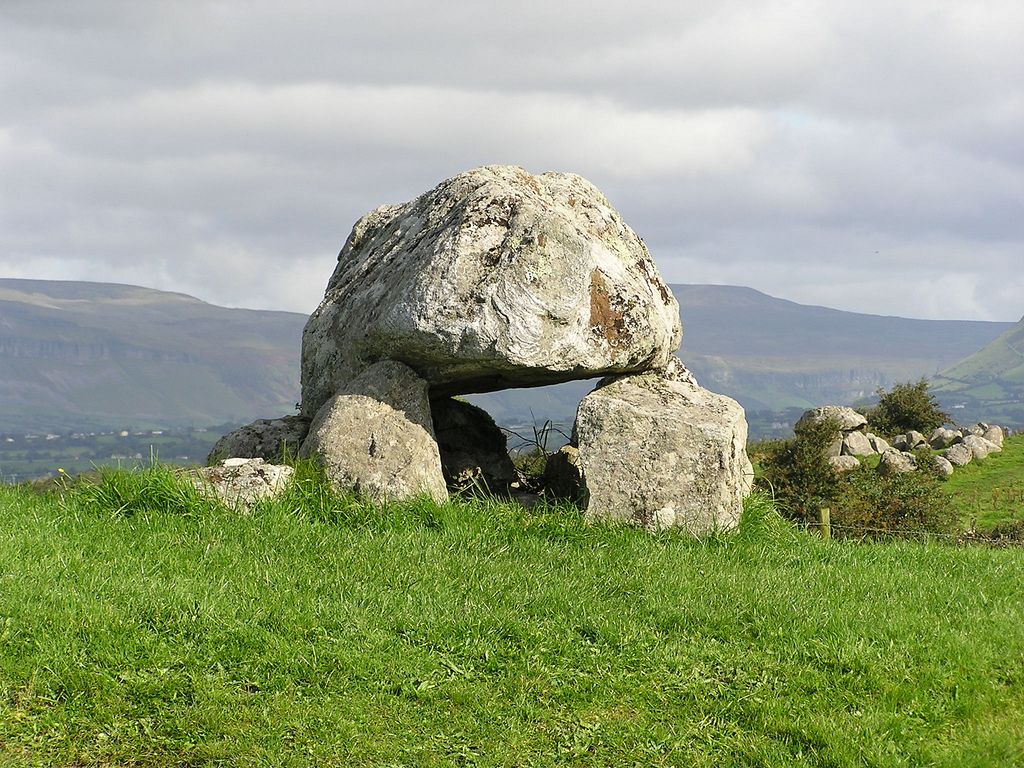 https://mdw-travel-data-us-east-1.s3.amazonaws.com/img/country/Ireland/Carrowmore-Megalithic-Cemetery/img_01.jpg