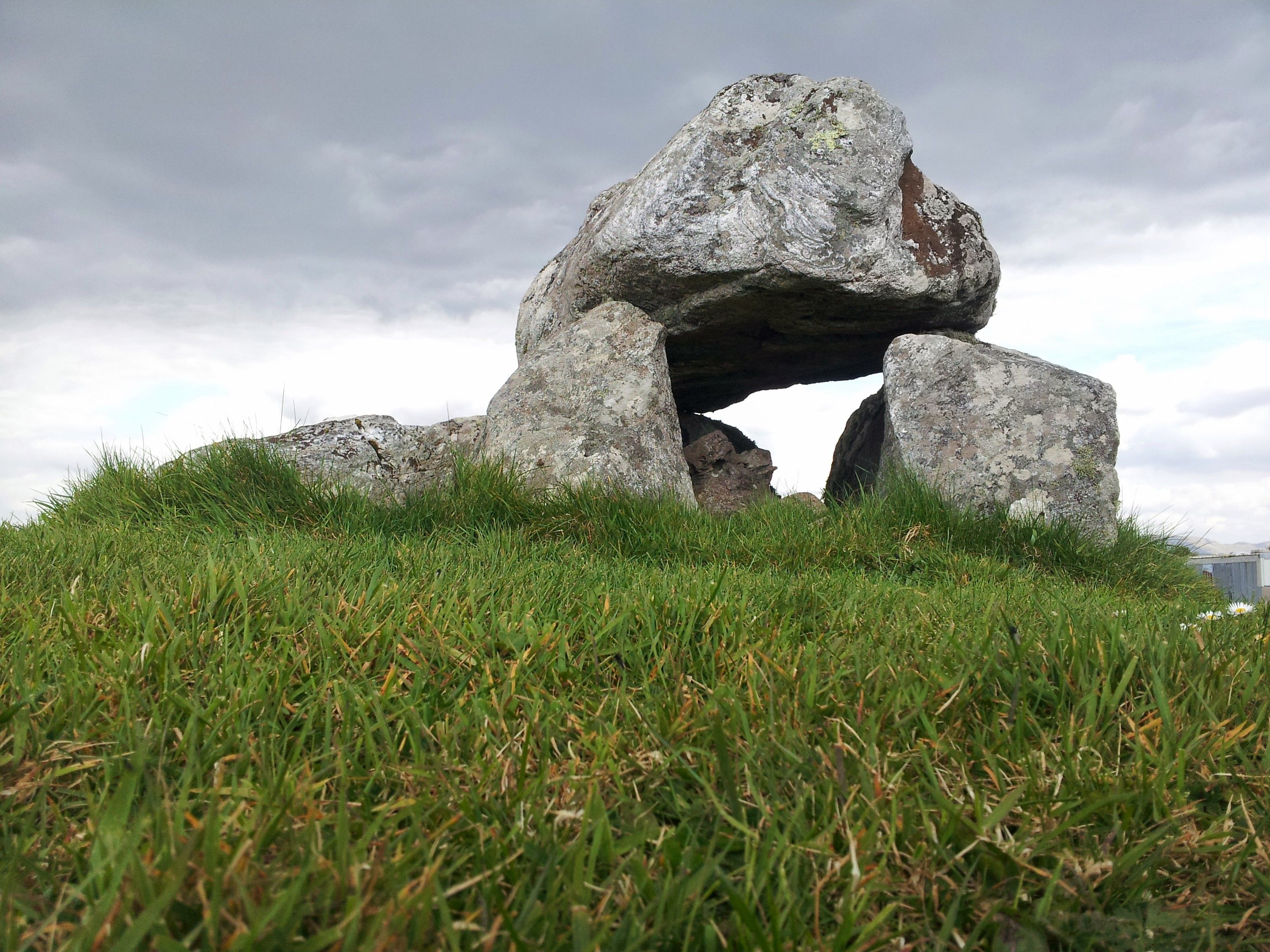 https://mdw-travel-data-us-east-1.s3.amazonaws.com/img/country/Ireland/Carrowmore-Megalithic-Cemetery/img_02.jpg