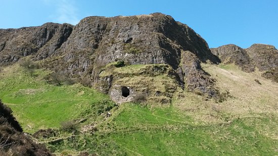 https://mdw-travel-data-us-east-1.s3.amazonaws.com/img/country/Ireland/Cave-Hill-Country-Park/img_01.jpg