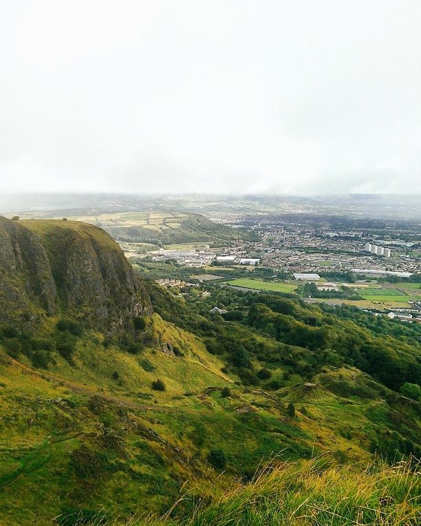 https://mdw-travel-data-us-east-1.s3.amazonaws.com/img/country/Ireland/Cave-Hill-Country-Park/img_02.jpg