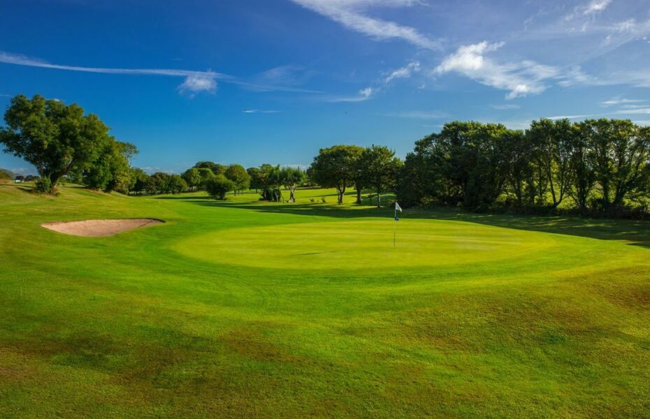 https://mdw-travel-data-us-east-1.s3.amazonaws.com/img/country/Ireland/Charlesland-Golf-Club/img_01.jpg