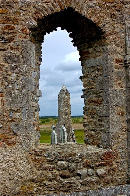 https://mdw-travel-data-us-east-1.s3.amazonaws.com/img/country/Ireland/Clonmacnoise/img_03.jpg