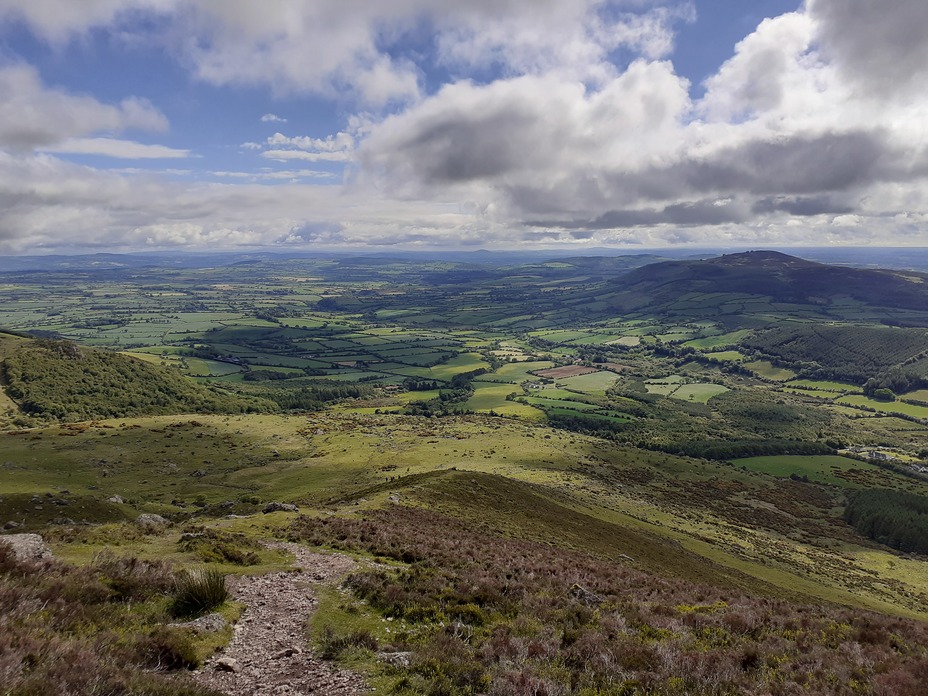 https://mdw-travel-data-us-east-1.s3.amazonaws.com/img/country/Ireland/Comeragh-Mountains/img_03.jpg