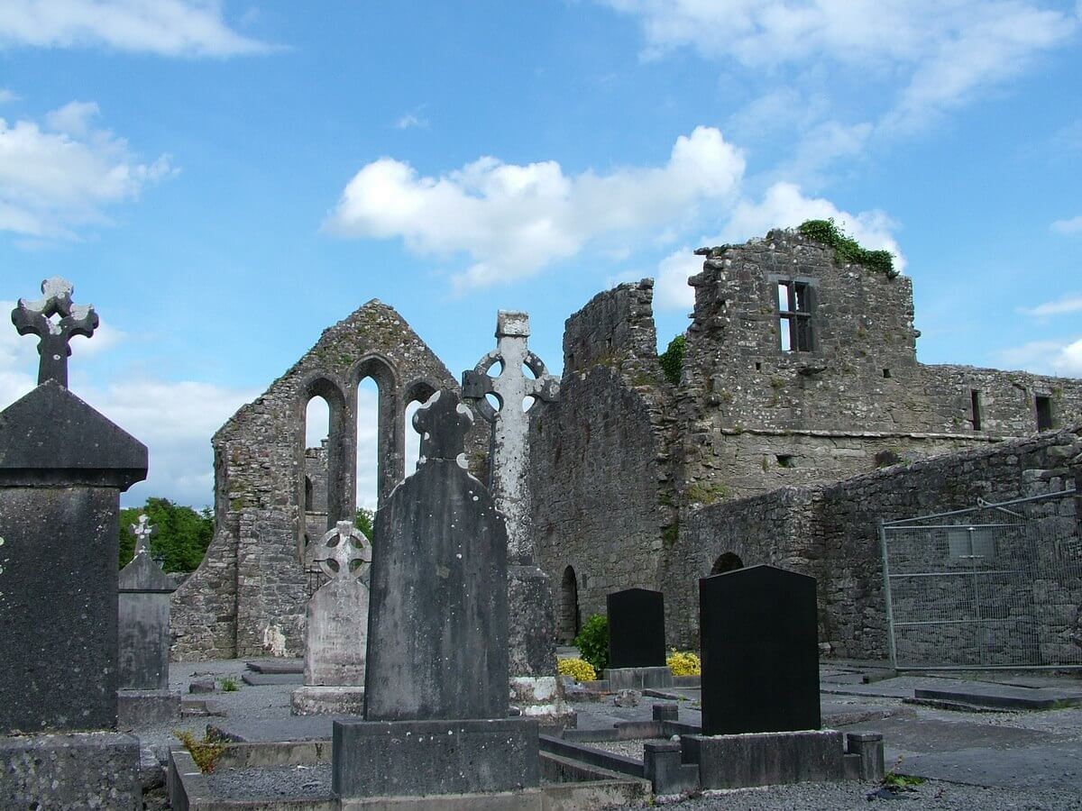 https://mdw-travel-data-us-east-1.s3.amazonaws.com/img/country/Ireland/Cong-Abbey/img_00.jpg