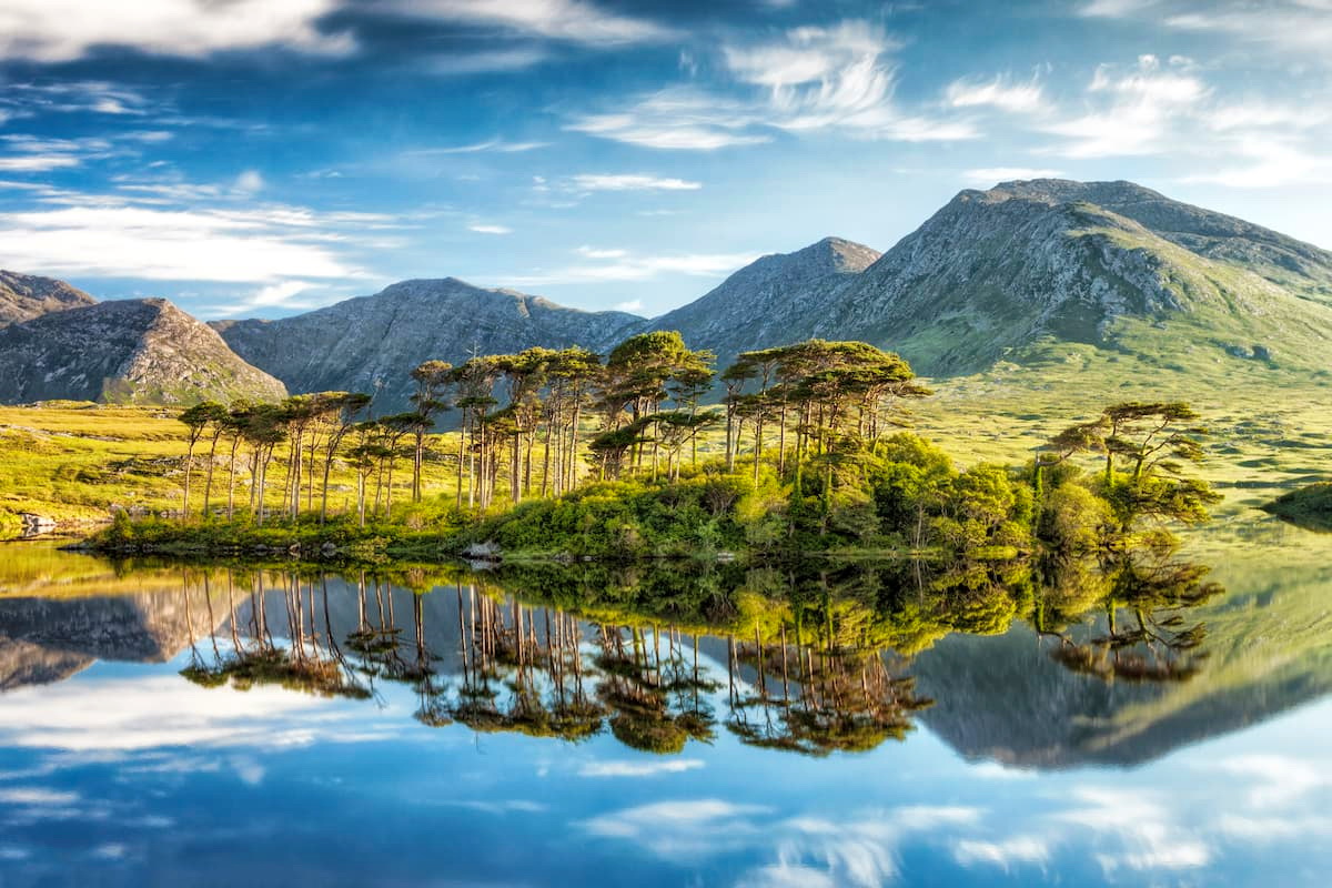https://mdw-travel-data-us-east-1.s3.amazonaws.com/img/country/Ireland/Connemara-National-Park/img_01.jpg