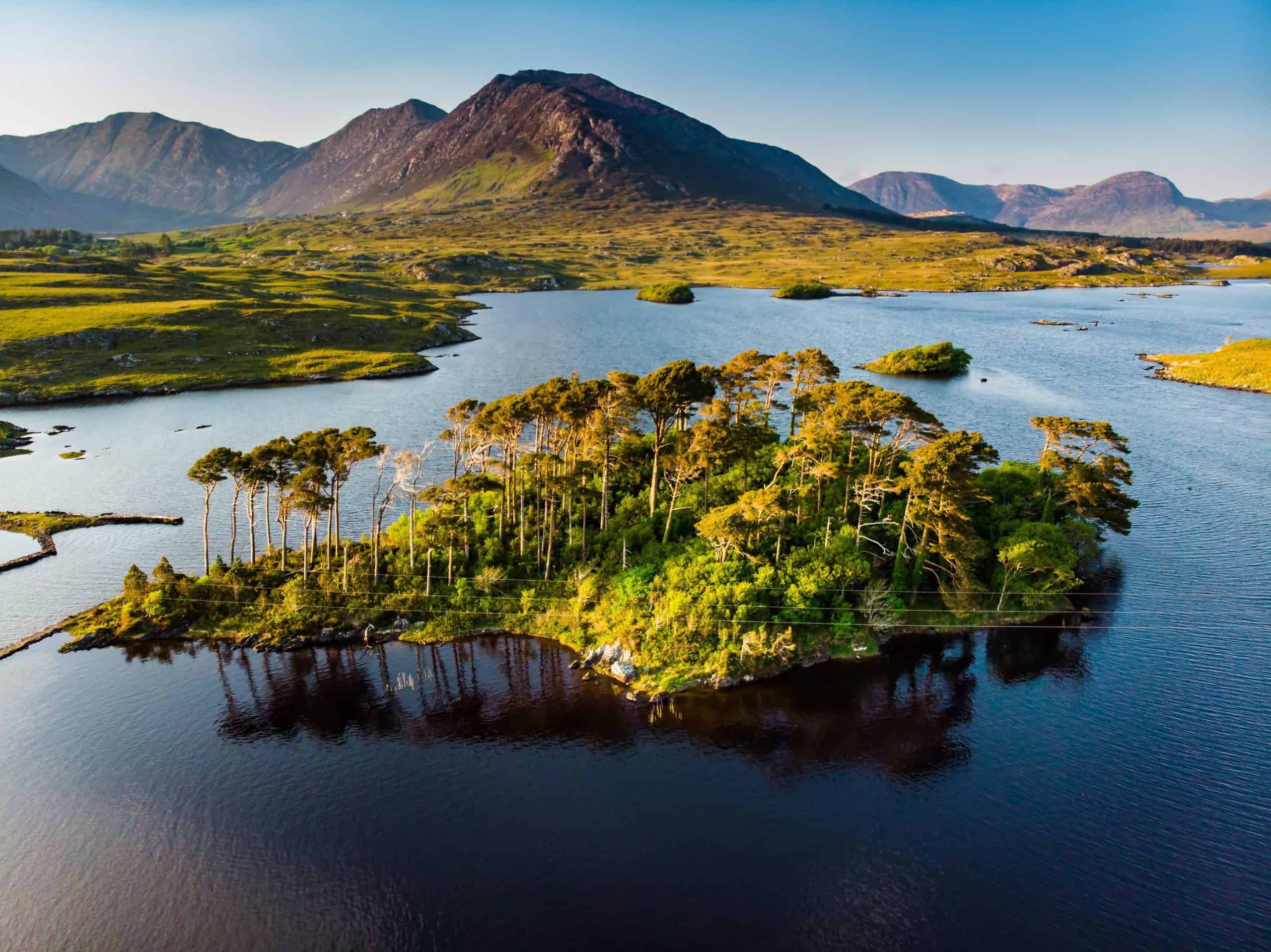 https://mdw-travel-data-us-east-1.s3.amazonaws.com/img/country/Ireland/Connemara-National-Park/img_03.jpg