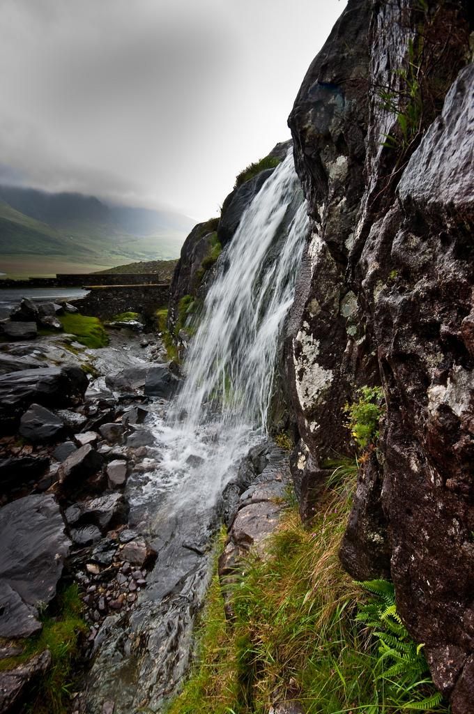 https://mdw-travel-data-us-east-1.s3.amazonaws.com/img/country/Ireland/Conor-Pass/img_02.jpg