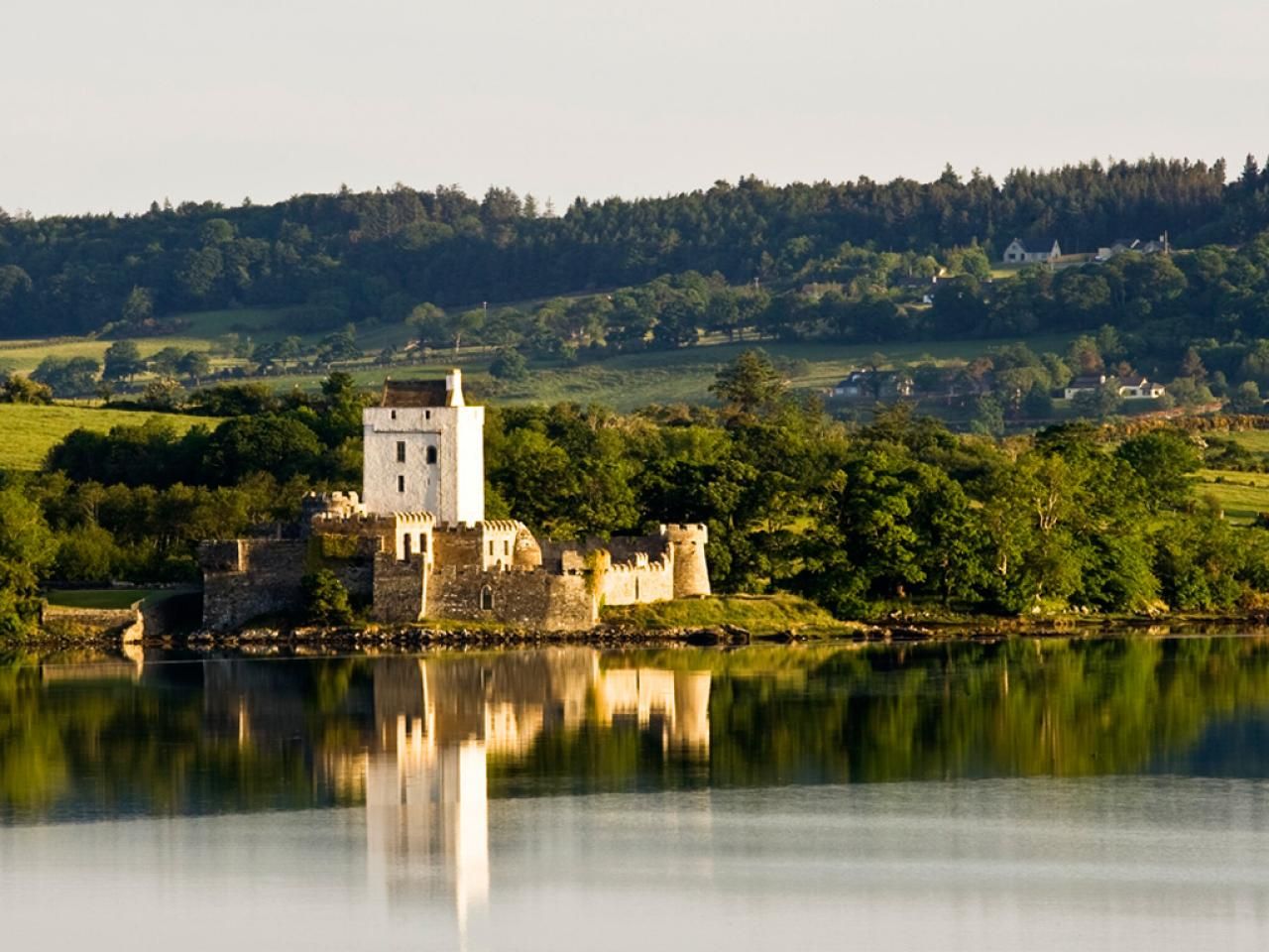 https://mdw-travel-data-us-east-1.s3.amazonaws.com/img/country/Ireland/Doe-Castle/img_02.jpg
